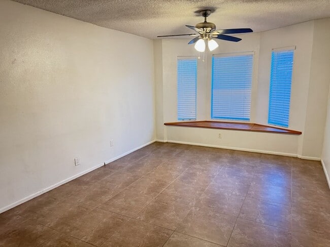 Building Photo - 2 bedroom townhome in Phoenix