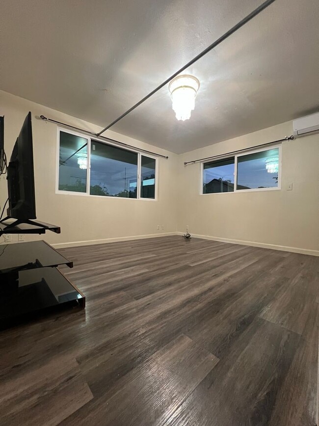 Building Photo - Beautiful Home-4/2/2 & Fenced Yard