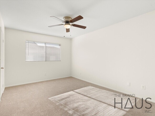 Building Photo - 2.5 Bed + 1.5 Bath + 2 Car Garage + Centra...