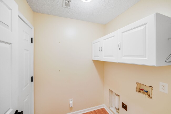 Building Photo - Comfort Meets Function in This 3BR/2BA Ced...