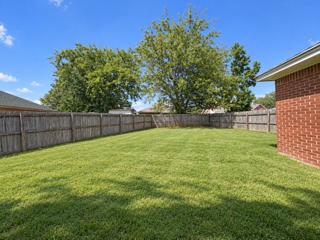Building Photo - 6107 Blackstone Dr