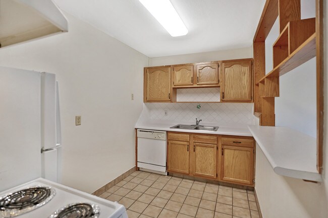 Building Photo - 1100 Como Ave SE