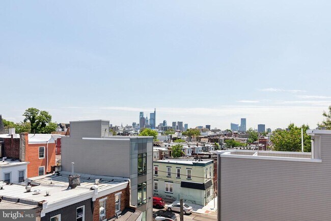 Building Photo - 1510 N Hollywood St