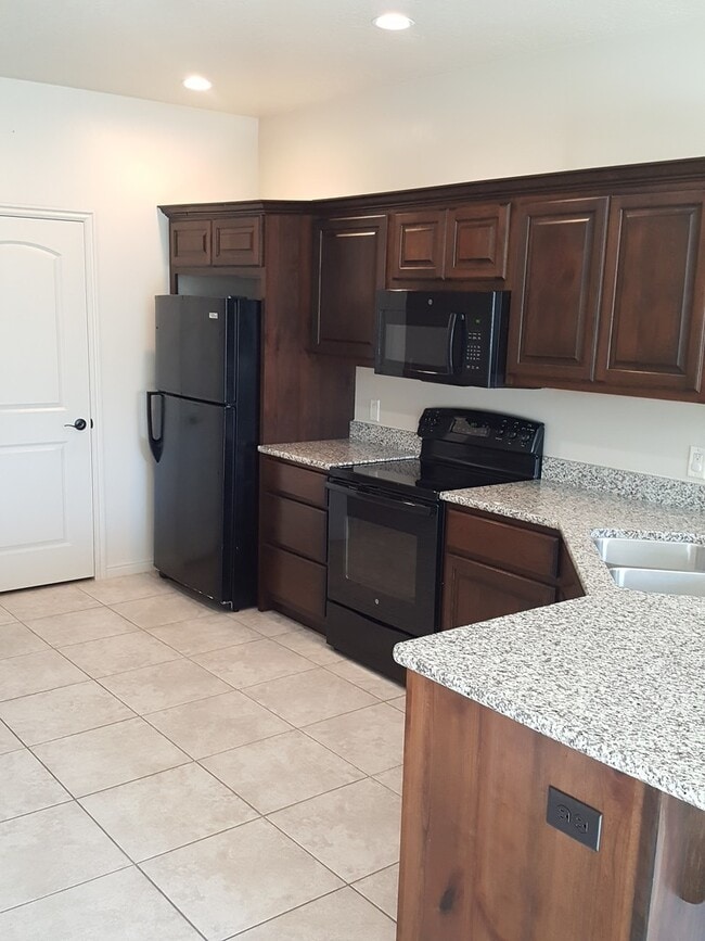 Building Photo - 3 Bedroom Townhome in Prime Washington Com...