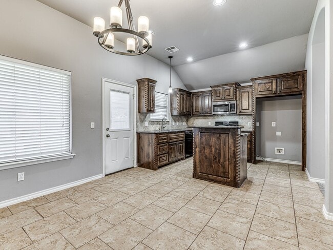 Building Photo - 3 Bed 2 Bath - Deer Creek Schools!