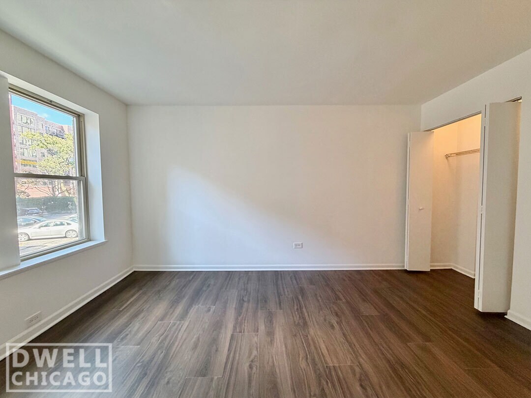 Building Photo - 955 W Carmen Ave