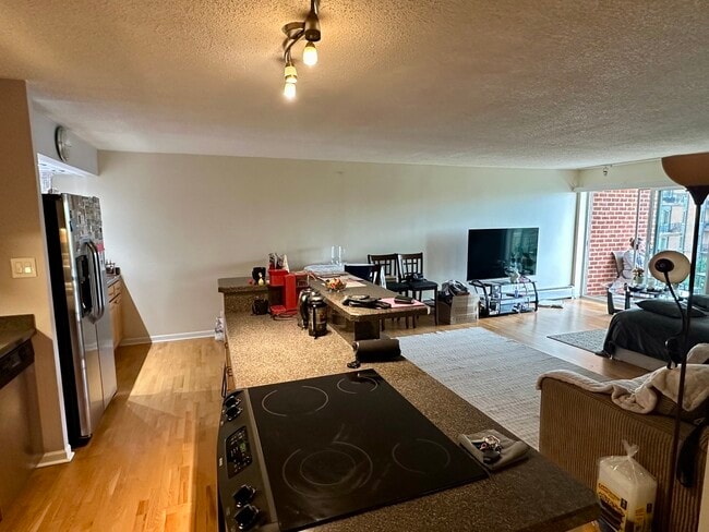 Building Photo - 16 E Old Willow Rd