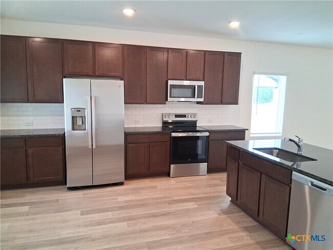 Building Photo - 253 Villars Dr