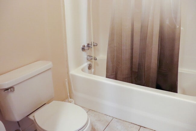 Building Photo - Charming 4 bedroom, 2 bathroom home in Greensboro w lake front views