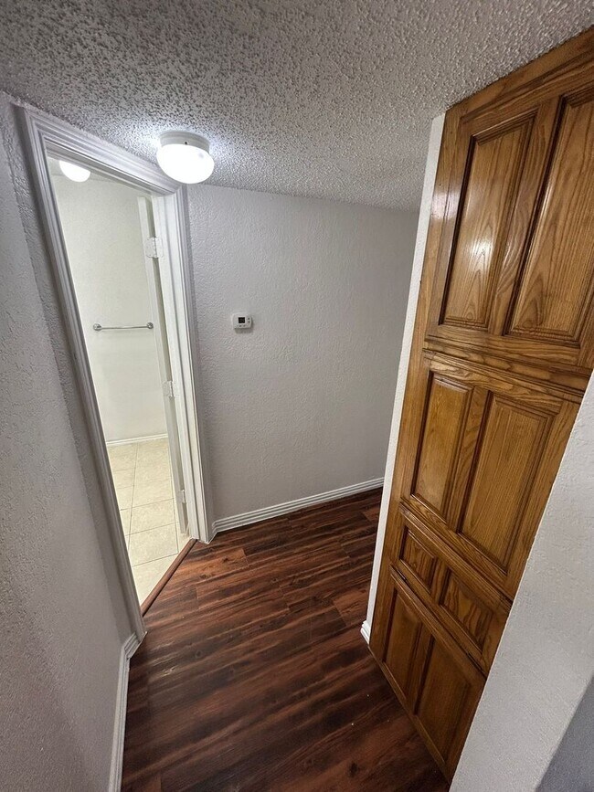 Building Photo - 1305 White Lake Dr