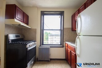 Building Photo - 425 Rose Ave