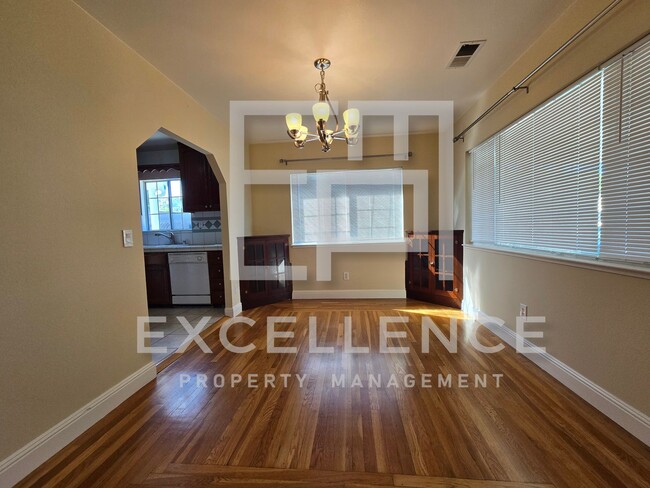 Building Photo - 4/2 House With Fireplace, Pets, Real Hardw...