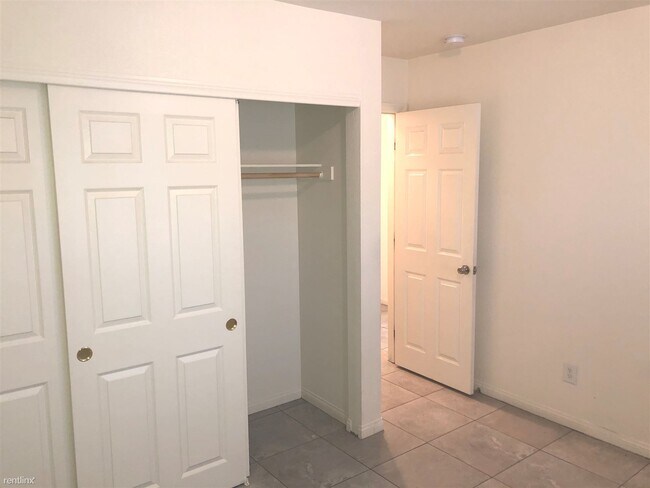 Building Photo - 2 br, 1 bath Apartment - 2419 Daley St Apt D