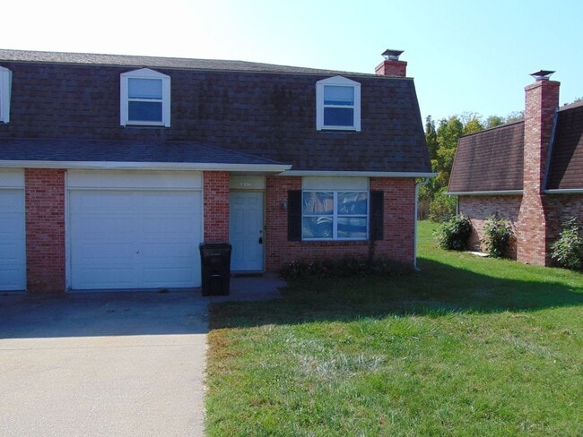 Primary Photo - Updated 3 Bedroom 1.5 Bathroom Townhome!
