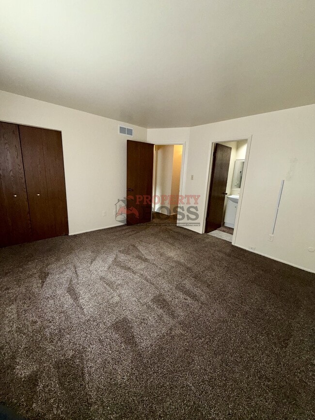 Building Photo - 1351 Pine Ct