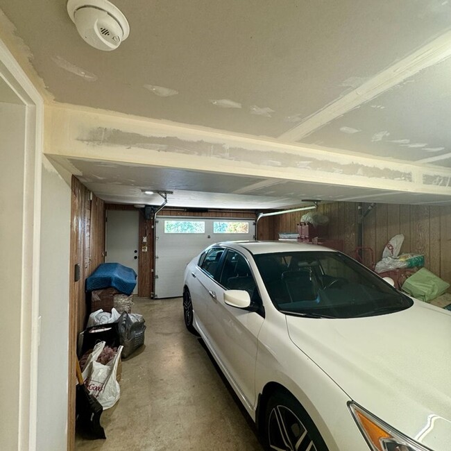 Building Photo - Beautiful lakeview home for rent