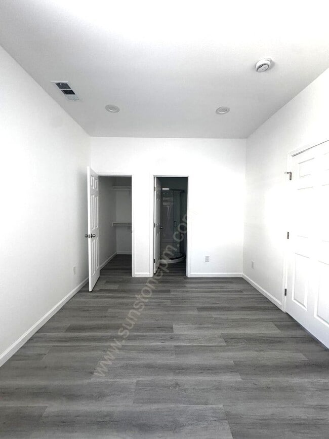 Building Photo - 696 E 9th St