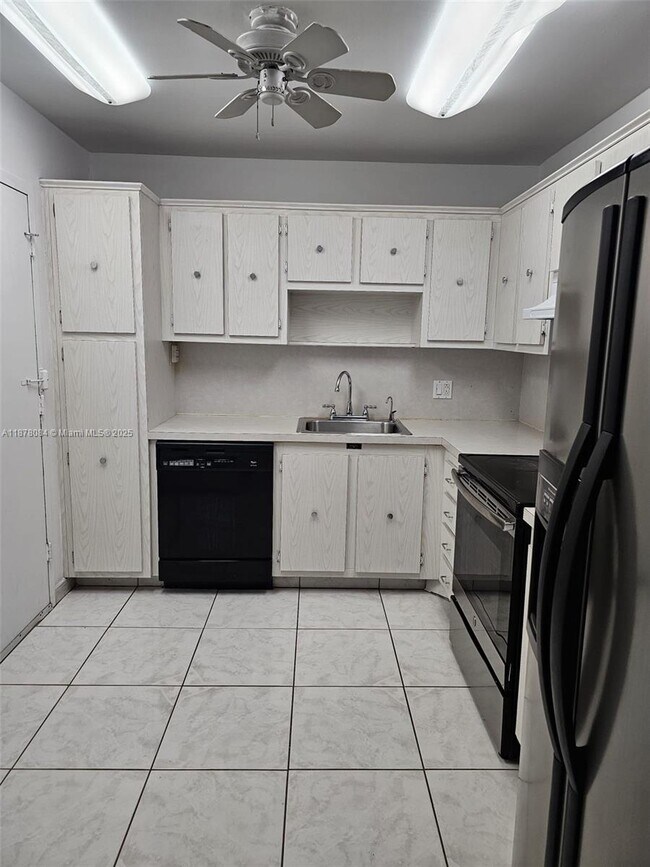 Building Photo - 3800 S Ocean Dr