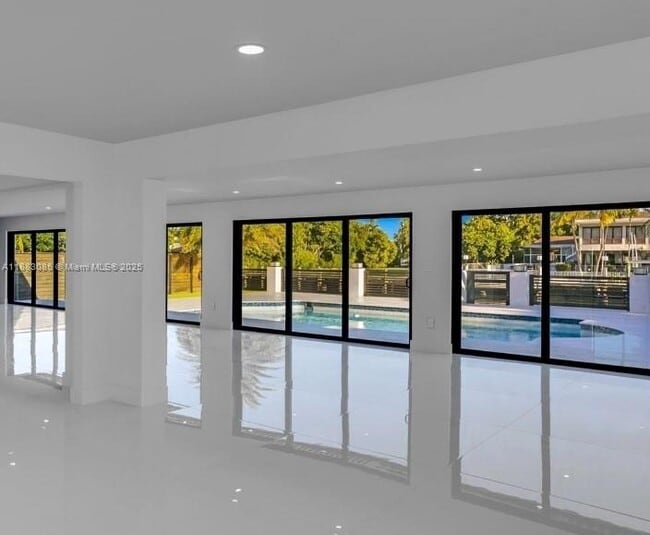 Building Photo - 406 Holiday Dr
