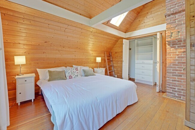 Building Photo - Phenomenal QA Home!