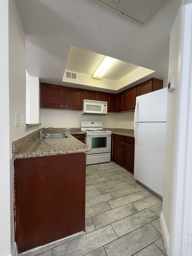 Building Photo - Comfortable and well-equipped 2-bedroom, 2-bathroom condo