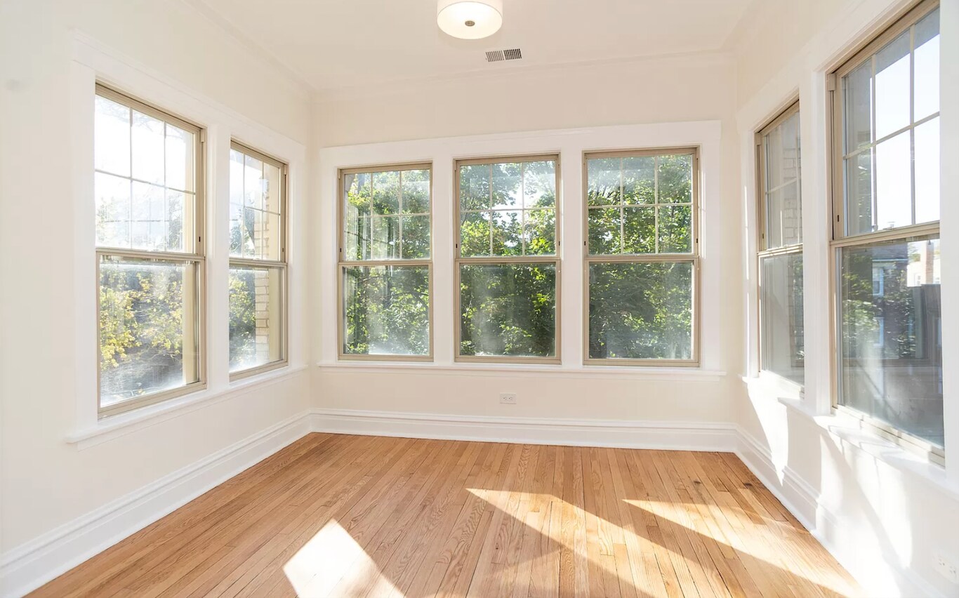 Sun room - 6513 N Bosworth Ave