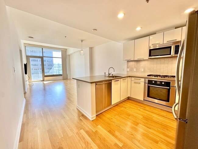 Building Photo - EPIC REA: GORGEOUS 1BD/ 1BA Condo w/ Amazing Views & Fabulous Rooftop