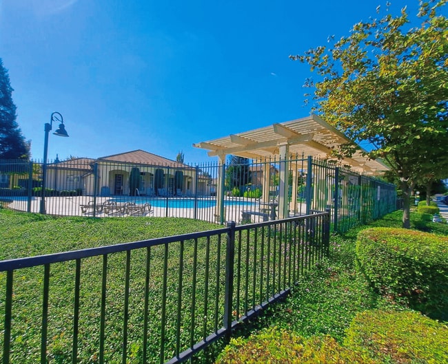 Building Photo - Beautiful 4 Bedroom Home Near Island Water...