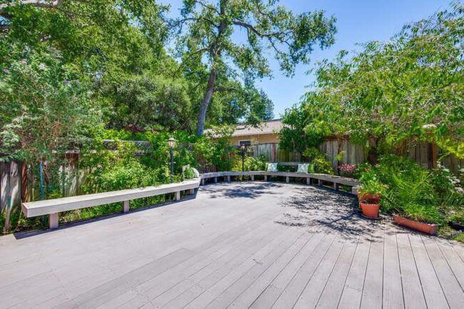 Building Photo - Stunning Los Altos home with private pool