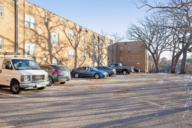 Building Photo - 483 W Lynnhurst Ave
