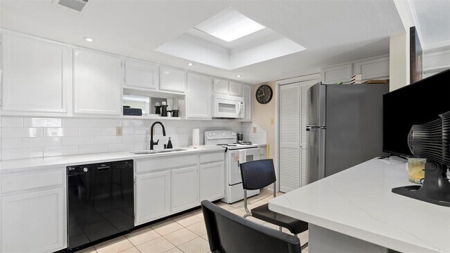 Building Photo - 14777 Wunderlich Dr