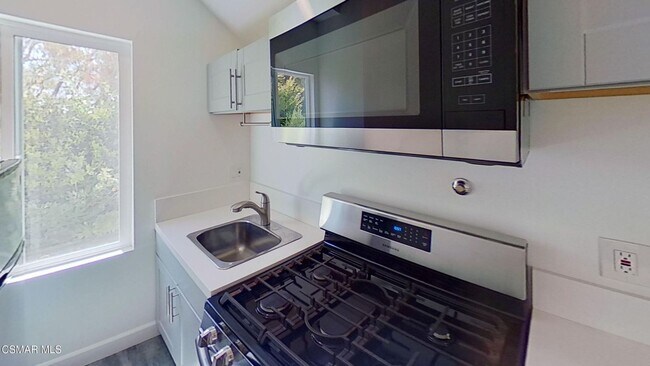 Building Photo - Absolutely adorable 1 bedroom, 1 bath gues...