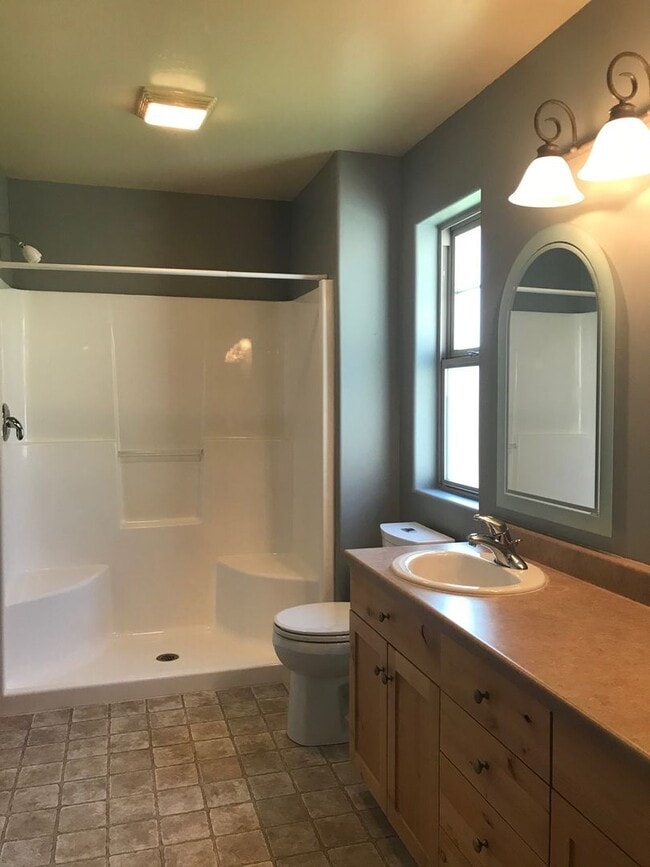 Building Photo - 3 Bedroom / 2 Bathroom Townhouse – Pet Fri...