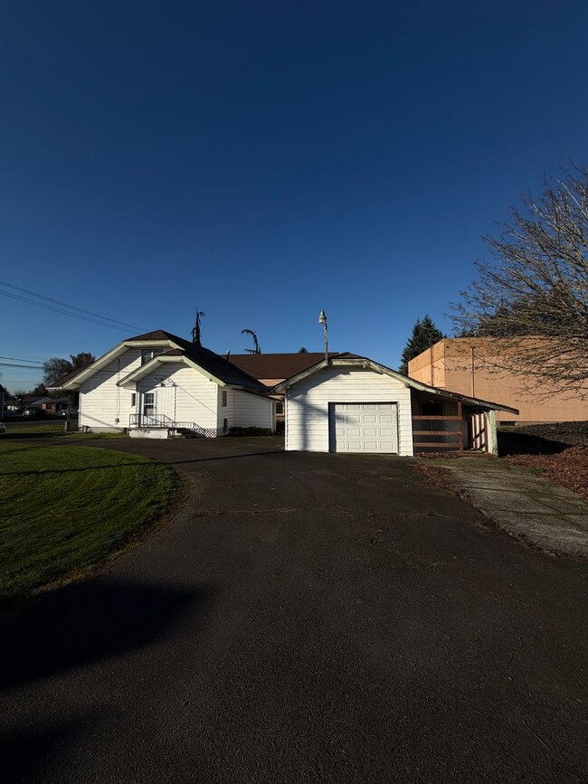 Building Photo - Charming home in a great neighborhood