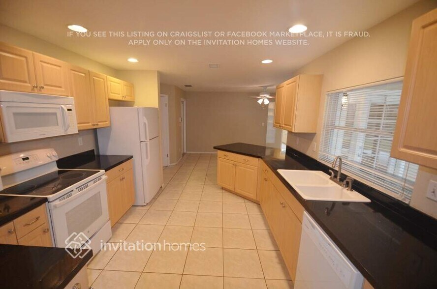 Building Photo - 130 NE Madison Cir N