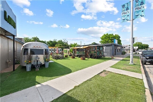 Building Photo - AVAILABLE NOW: 1 BR / 1 BA - Heart of Soco - SS Appliances - Minutes from DT