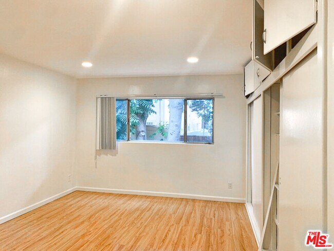 Building Photo - 922 S Bedford St