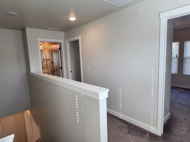 Building Photo - Great 3 Bd 2 Ba Townhome 2 Car Garage