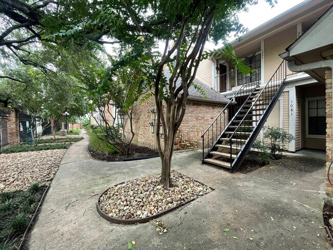 Building Photo - 2300 Old Spanish Trl