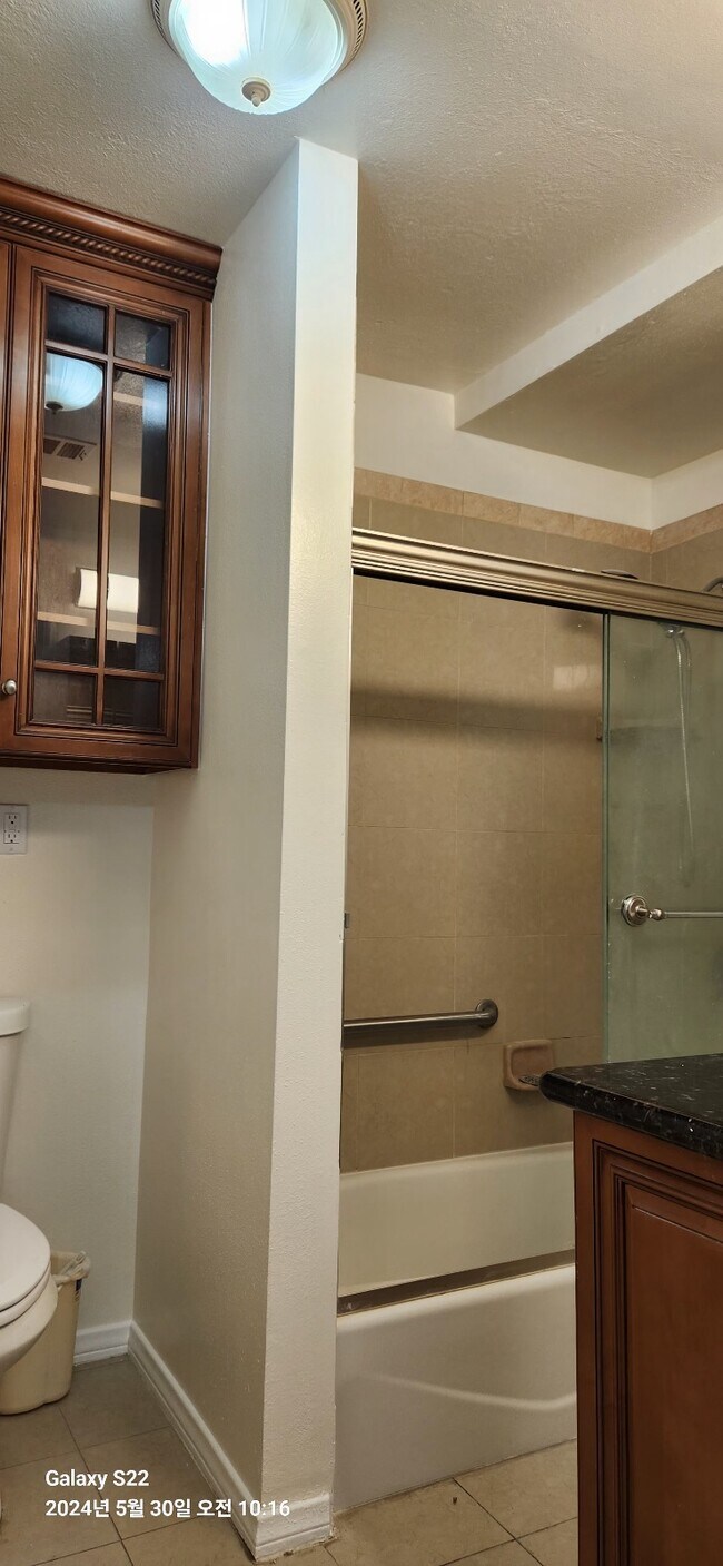 Building Photo - 1058 S Windsor Blvd