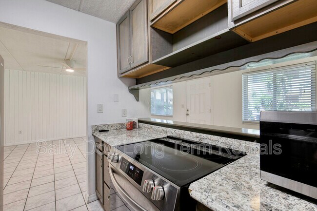 Building Photo - 400 Oakridge Blvd