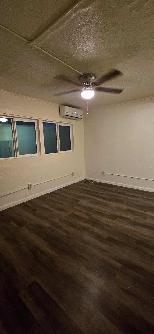 Building Photo - 405 W Oak St