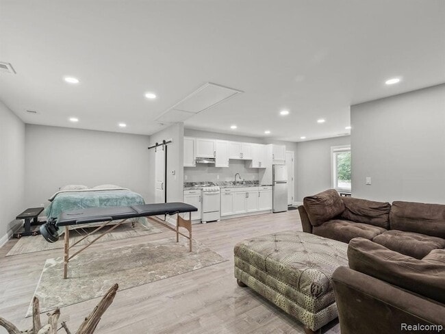 Building Photo - 3511 Lakecrest Dr