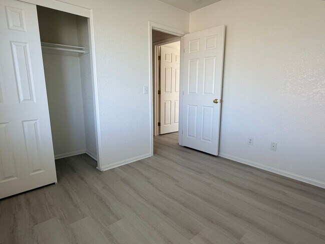 Building Photo - 9236 Peach Ave