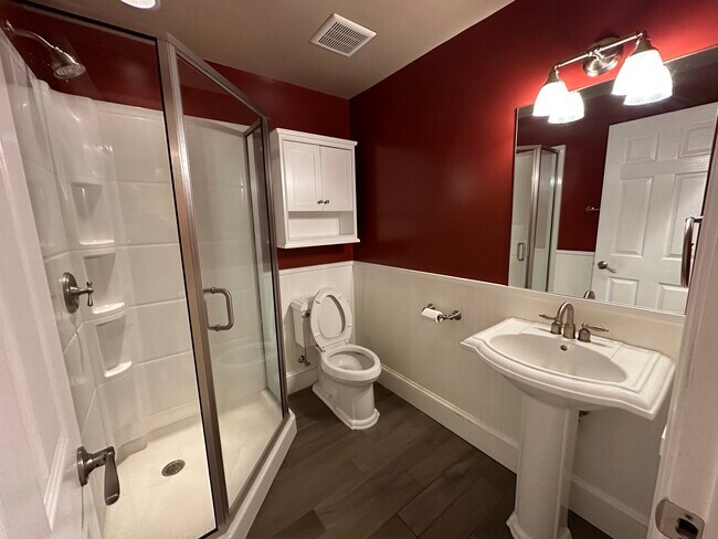 Building Photo - 502 Greenhill Ct