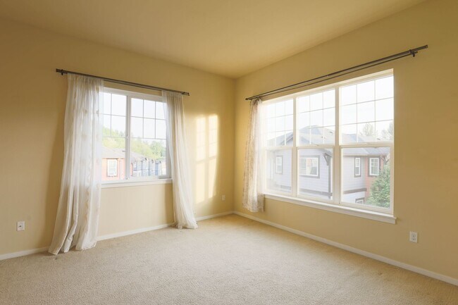 Building Photo - Spacious 3BR/3.5BA Townhome in Desirable E...