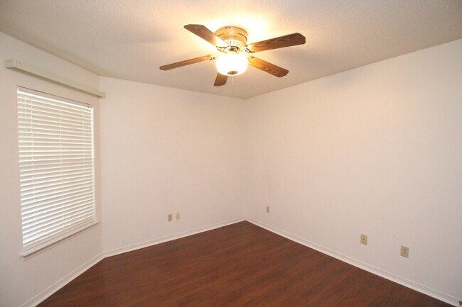 Building Photo - NE Pensacola 2BR/2BA with Ensuite, Dining ...