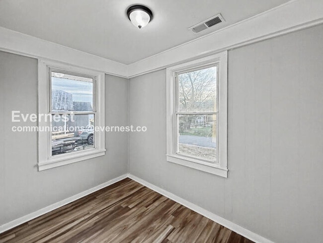 Building Photo - 4 Bed/1 Bath Home with On-Street Parking / Pet-Friendly / Vouchers Accepted / Available Now!