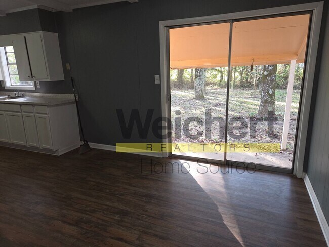 Building Photo - Freshly Updated 3-Bedroom on a Quiet Street