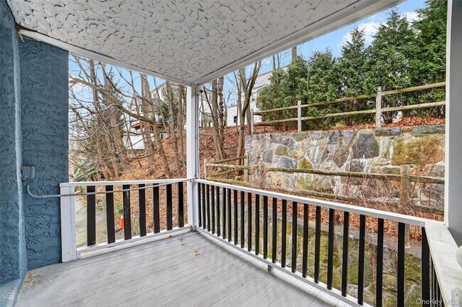 Building Photo - 364 Ashford Ave